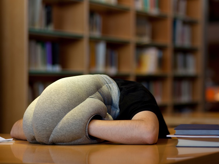 Ostrich-Pillow-l-oreiller-qui-va-revolutionner-la-sieste