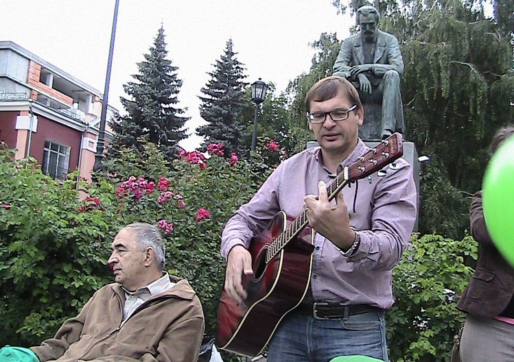 В рамках предвыборной кампании Сергей и его однопартийцы устроили у памятника Никитину концерт, посвященный яблочному спасу