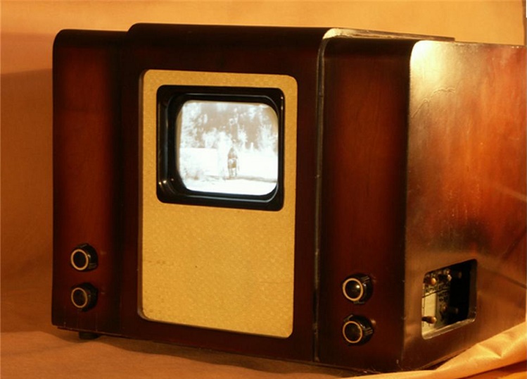 Телевизор КВН-49 имел экран 14 на 10,5 сантиметров и весил 29 килограмм