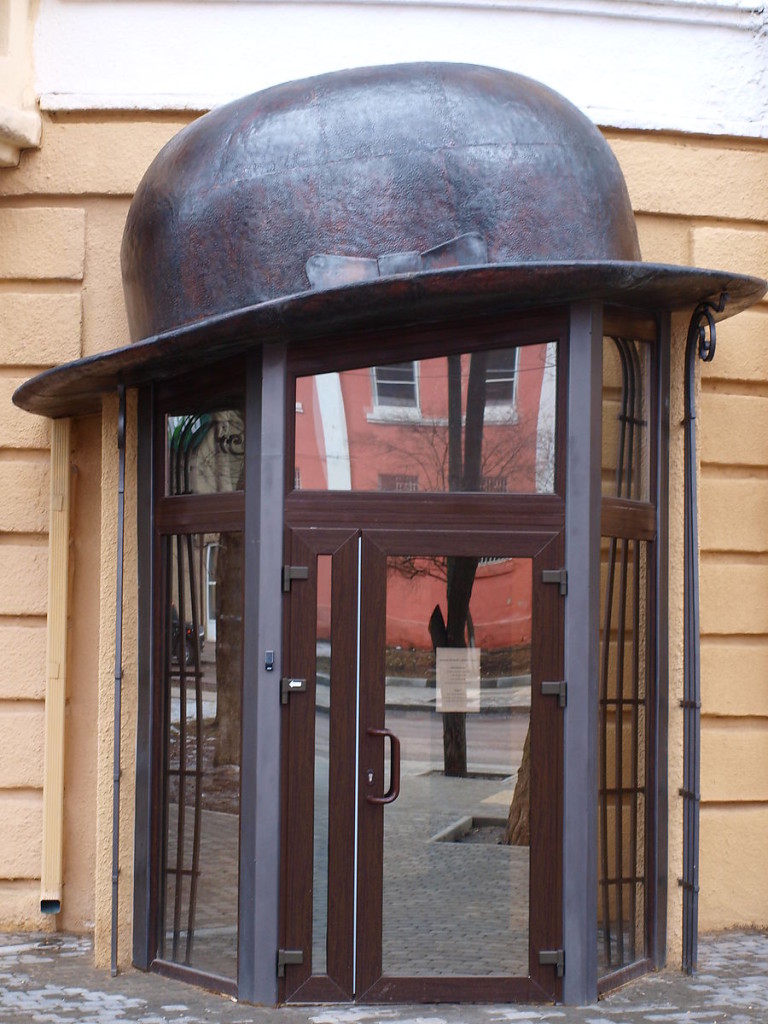 Вход в музей Есенина в Воронеже выглядит очень экстравагантно